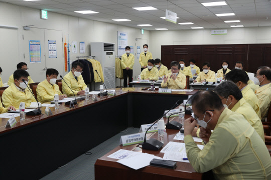 변창흠(가운데) LH 사장이 '코로나19 관련 CEO 주재 비상점검회의'에서 발언하고 있다.   LH 제공